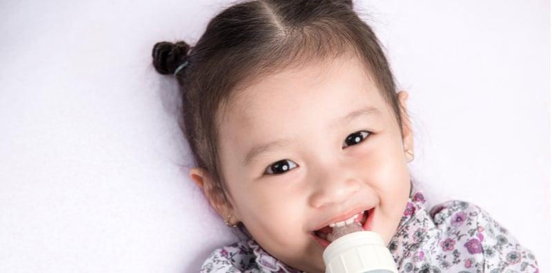 Anak Tak Habis Minum Susu? Jangan Simpan! Ini Info Penting Mama Papa Kena Tahu