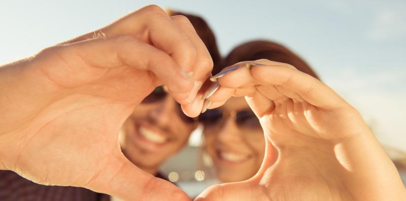 Ini 7 Alasan Anda Perlu Selalu Pegang Tangan Pasangan, Bukan Untuk Romantik Je!