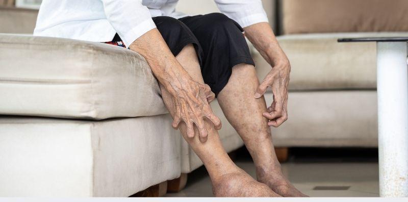 Selalu Garu Kaki Sampai Berair Pada Waktu Malam? Eh, Bahaya, Mungkin Tanda Diabetes!