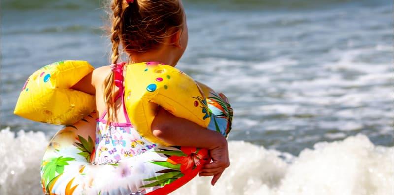 Nak Berkelah Di Pantai? Sebelum Belikan Anak Pelampung Budak, Ketahui 4 Risiko Bahaya Ini!