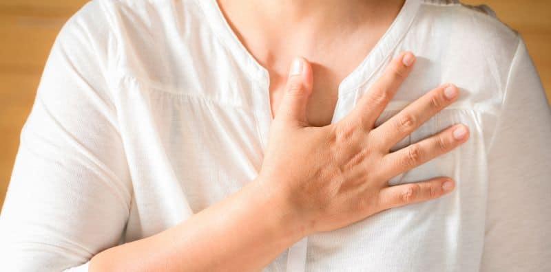 Dada Sebelah Kiri Sakit Sangat? Jangan Biarkan, Jom Atasinya Dengan 5 Penawar Mujarab Ini!