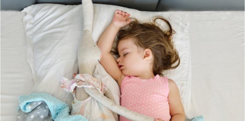 Nak ‘Pisahkan’ Anak Dengan Bantal Busuk? Ibu Boleh Cuba 9 Cara Ini, BERKESAN!
