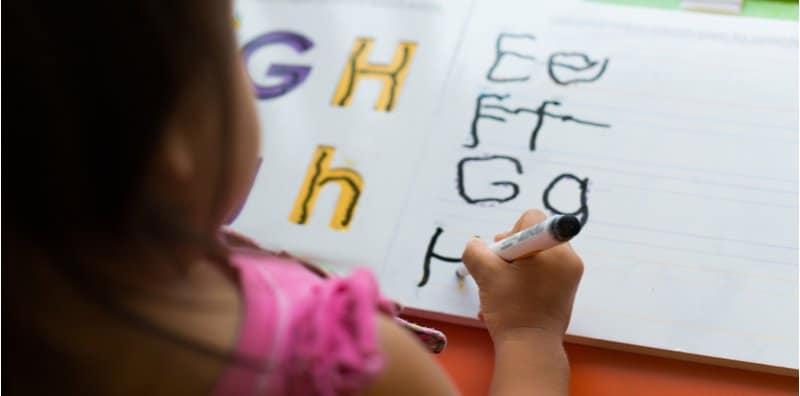 Tip Ajar Anak Tulis ABC? Mama Boleh Mula Dengan 5 Cara Ini, Baru Si Kecil Seronok!